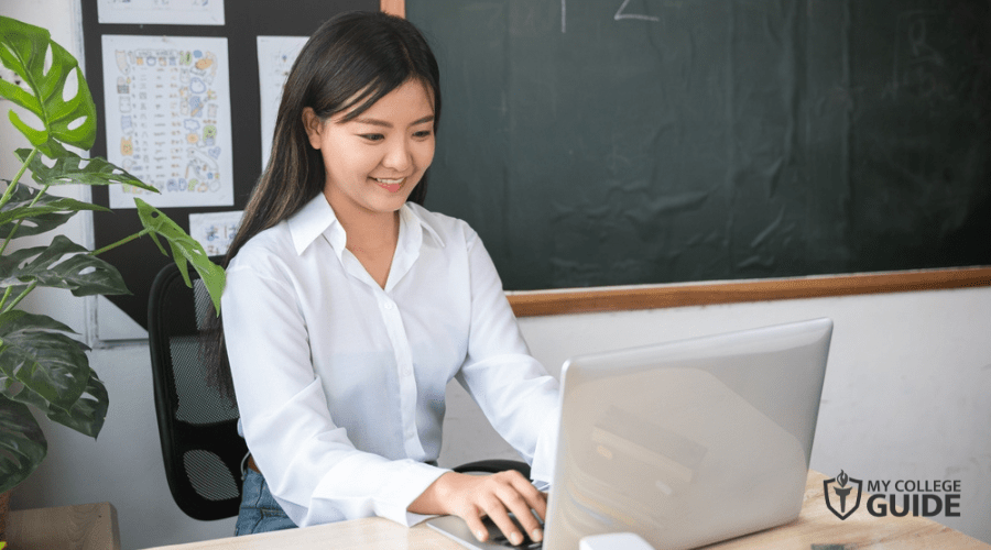 online teacher doing virtual class