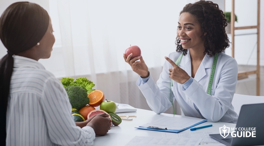 Nutritionist in a session with her client