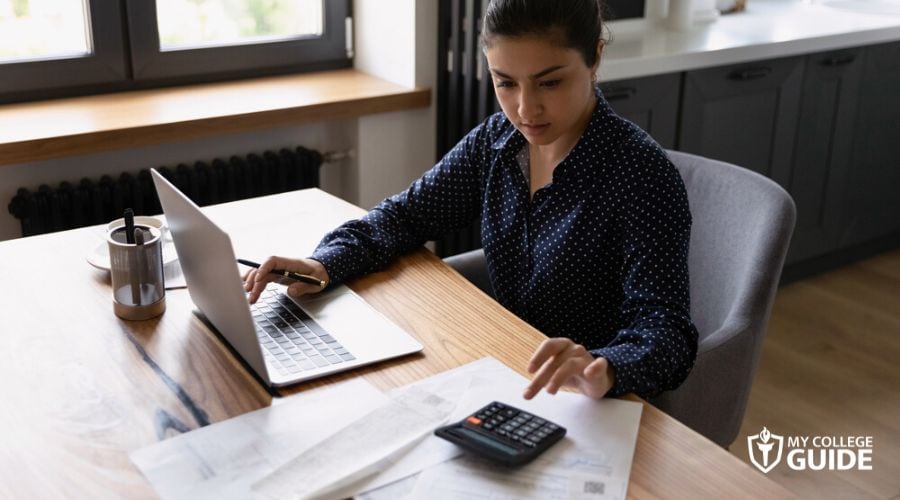 Woman taking Accounting Online Degree in Arizona