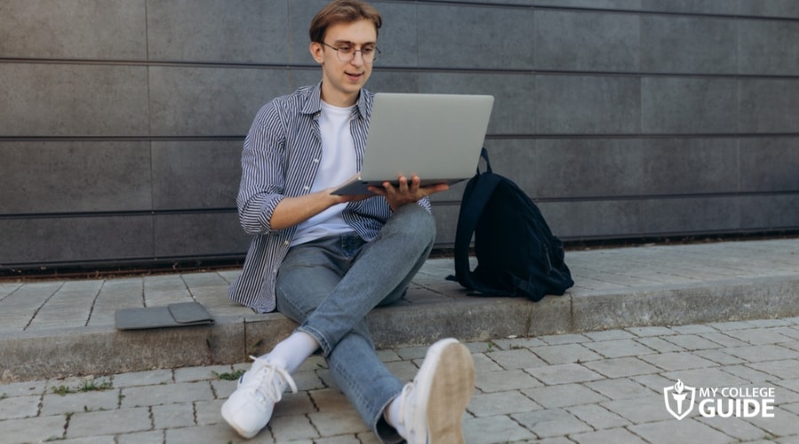 Student taking online college degree in Iowa