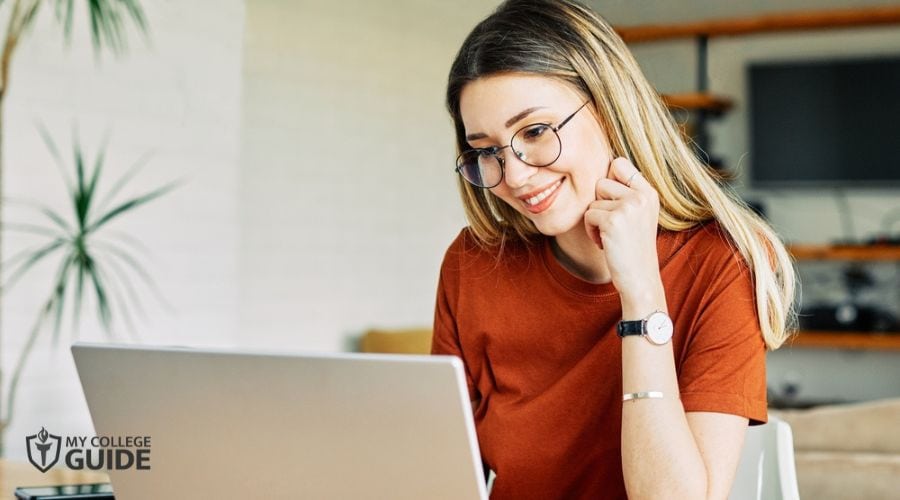 Woman taking Bachelor in Marketing Degree online