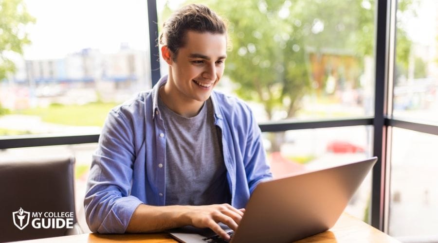 student taking bachelors degree online