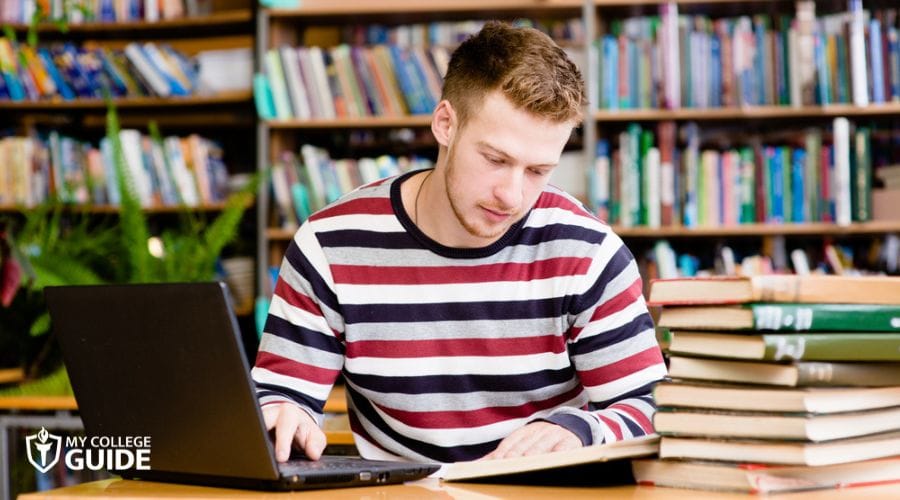 student getting Accelerated Bachelor degree online