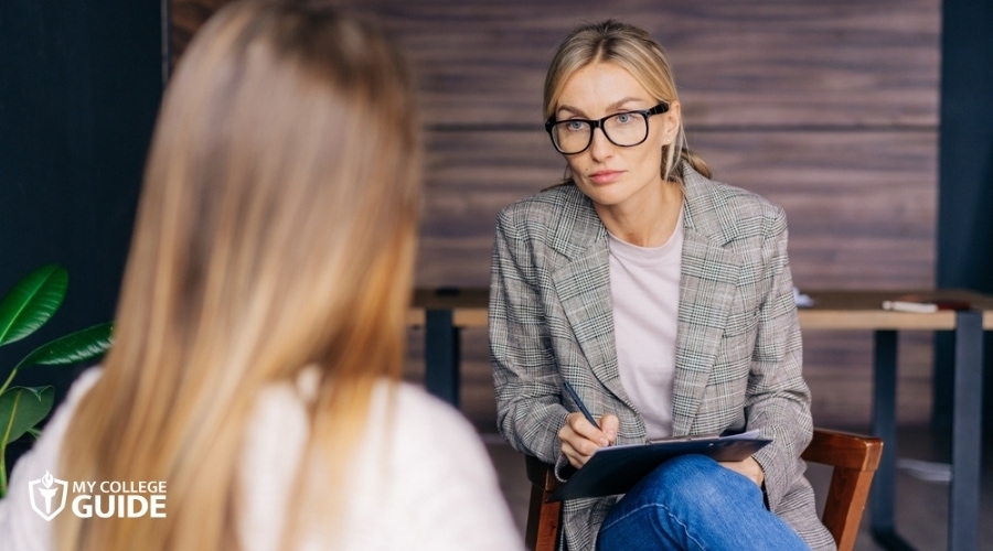 psychologist counseling a teen 